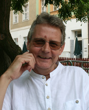 Derek Outside Monkey House Bau